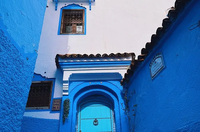 Una puerta y unas paredes pintadas de azul en la medina de Chefchaouen