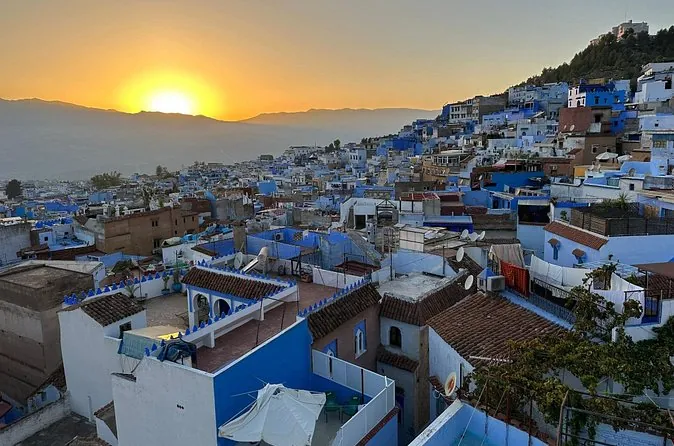 Atardecer sobre las montañas y los tejados azules y blancos de Chefchaouen