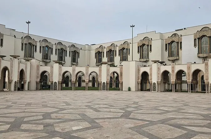 Edificios con arcadas alrededor de la explanada pavimentada de la Mezquita Hassan II